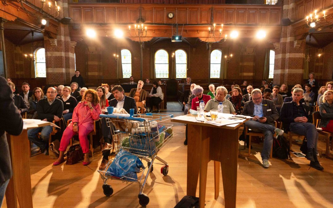 Ervaringsdeskundigen van Warm Rotterdam, raadsleden, bedrijven, sociaal ondernemers en maatschappelijk middenveld evalueerden vier jaar armoedebeleid in Rotterdam én keken vooruit tijdens de inspiratiebijeenkomst Niemand kiest voor armoede